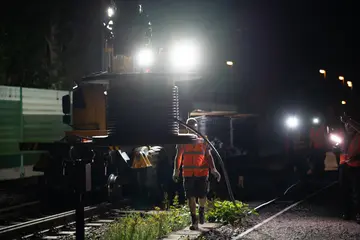 Infrastrukturarbeiten in der Nacht. Scheinwerfer leuchten. 