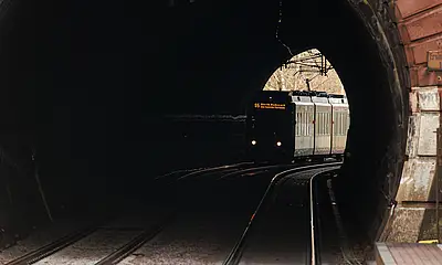 AVG-Stadtbahn in Richtung Wörth fährt durch einen Tunnel.