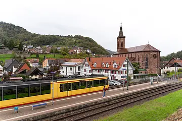 AVG-Stadtbahn fährt an die Haltestelle Weisenbach im Murgtal.