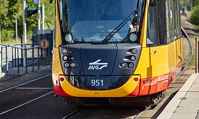 Frontale, nahe Ansicht einer AVG-Stadtbahn.