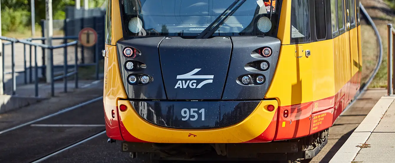 Frontale, nahe Ansicht einer AVG-Stadtbahn.