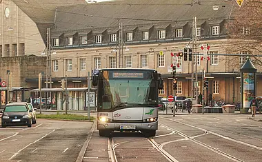 Ein Bus der Linie 50 fährt vom Karlsruher Hauptbahnhof in Richtung Oberreut. 