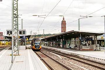 AVG-Stadtbahn fährt in den Pforzheimer Hauptbahnhof ein.