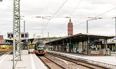 AVG-Stadtbahn fährt in den Pforzheimer Hauptbahnhof ein.