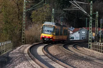 AVG-Stadtbahn fährt auf Gleisen.