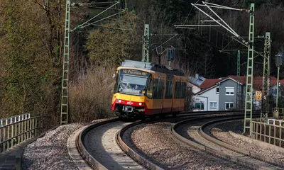 AVG-Stadtbahn fährt auf Gleisen.