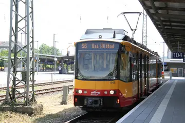 Die Stadtbahn S6 steht am Hauptbahnhof in Pforzheim am Gleis. 