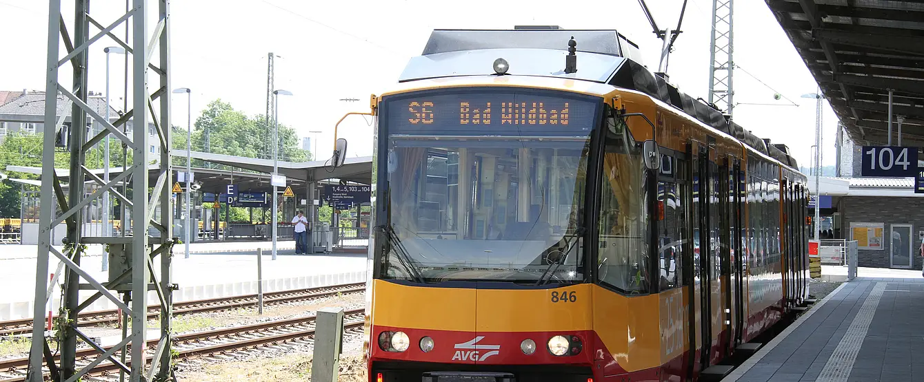 Stadtbahn S6 nach Bad Wildbad steht im Bahnhof Pforzheim. 