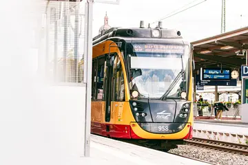 Eien AVG-Stadtbahn der Linie S5 hält im Pforzheimer Hauptbahnhof