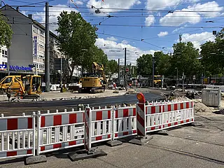 Das Foto zeigt die Gleisbauarbeiten am Entenfang.