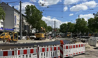 Das Foto zeigt die Gleisbauarbeiten am Entenfang.