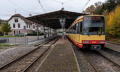 Der Freizeitexpress Albtäler steht im Bahnhof Bad Herrenalb. Auf seinem Zielfilmanzeiger steht: Fahrt endet. Bitte nicht einsteigen. 