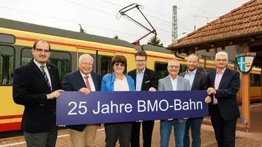 An der Haltestelle Ubstadt Ort treffen die Streckenäste der Linien S31 und S32 aufeinander. Einige AVG-Stadtbahnen werden hier für die Weiterfahrt als Zugverband Richtung Bruchsal zusammengekuppelt. Über das Jubiläum der BMO-Bahn freuen sich (v.l.n.r.) Tobias Borho (Bürgermeister Kraichtal), Tony Löffler (Bürgermeister Ubstadt-Weiher), Cornelia Petzold-Schick (Oberbürgermeisterin Bruchsal), Prof. Dr. Alexander Pischon (AVG-Geschäftsführer), Gerd Rinck (Ortsvorsteher Odenheim), Felix Geider (Bürgermeister Östringen) und Ragnar Watteroth (Finanzdezernent Landkreis Karlsruhe).