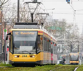 Die Linie S2 zeigt im Zielfilmanzeiger Rheinstetten und fährt eine Haltestelle an.  