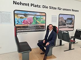 Christian Höglmeier, technischer Geschäftsführer von VBK und AVG, sitzt zur Probe auf einem der neuen Sitze für die Busse und Bahnen von VBK und AVG.