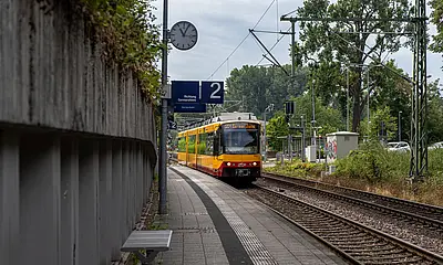AVG-Bahn fährt Richtung Germersheim.