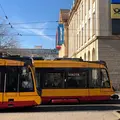 Zwei Straßenbahnen stehen auf den Schienen vor der Postgalerie in Karlsruhe