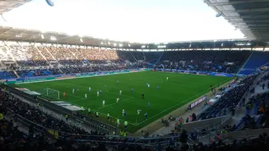Das Symbolfoto zeigt den Stadion-Innenraum des BBBank Wildparks mit Spielfeld und Zuschauertribünen