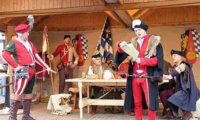 Darsteller einer Mittelalter-Gruppe beim Peter-und-Paul-Fest in Bretten