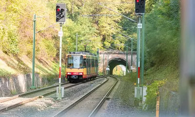 Eine AVG der Stadtbahnlinie S4 fährt aus einem Tunnel. 