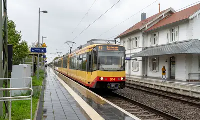 AVG-Stadtbahn fährt in den Rastatter Bahnhof ein.