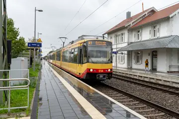 AVG-Stadtbahn fährt in den Rastatter Bahnhof ein.