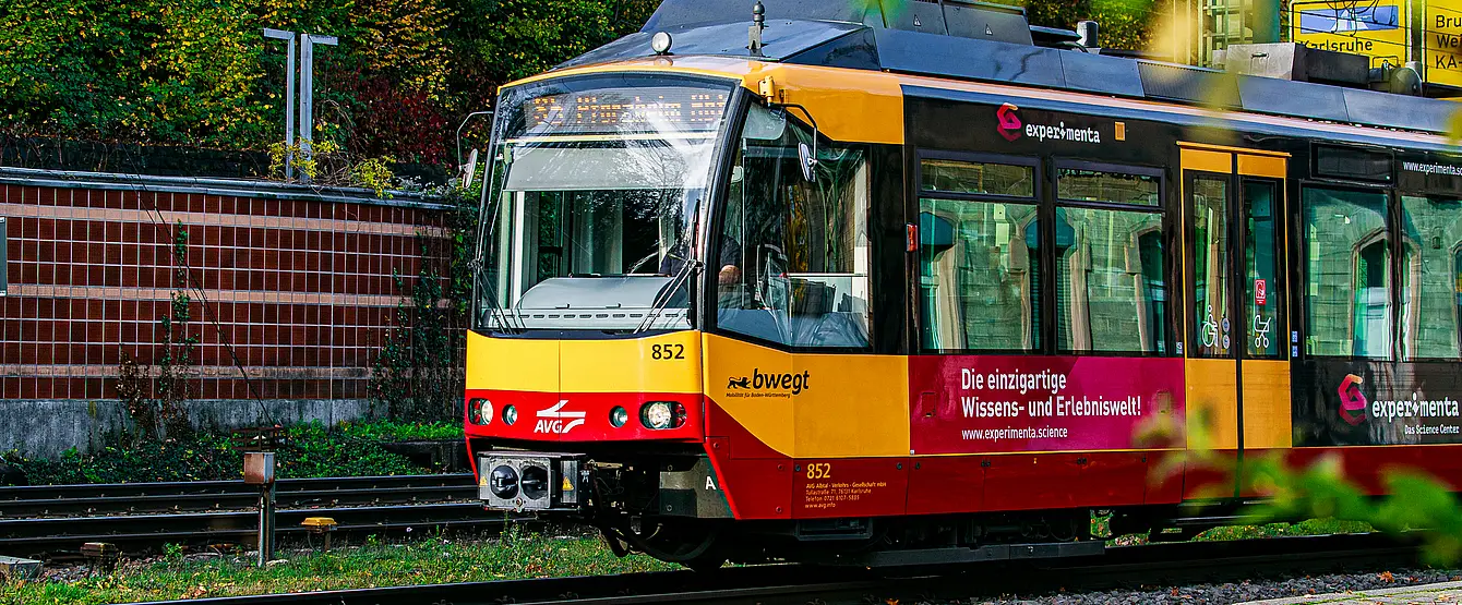 Eine AVG-Stadtbahn der Linie S5 in Grötzingen. 