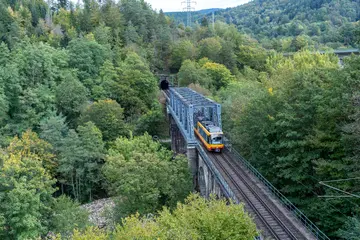 AVG-Stadtbahn fährt auf einer Brücke im Murgtal.