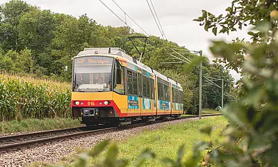 AVG-Stadtbahn der Linie S32 fährt auf der Strecke.