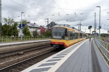 AVG-Stadtbahn fährt in den Rastatter Bahnhof ein. 