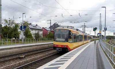 AVG-Stadtbahn fährt in den Rastatter Bahnhof ein.
