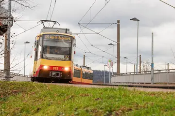 Eine Stadtbahn der Linie S5 an der Haltestelle Reetzstraße