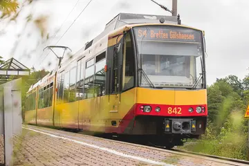 Seitliche Ansicht der AVG-Stadtbahn.