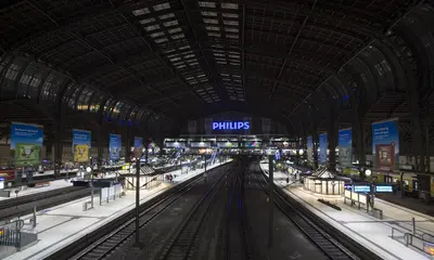 Leere Bahnsteige und Gleise im Hamburger Hauptbahnhof