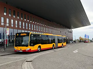 Messe-Express steht vor dem Messe-Gebäude.