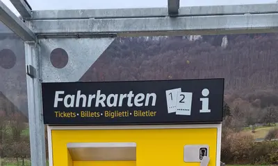 gelber Fahrscheinautomat