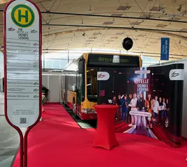 Stand des Karlsruher Verkehrsverbundes bei der Messe "Einstieg Beruf". Auf dem Bild zu sehen ist der Eventmobil-Bus des KVV und ein Haltestellen-Schild.