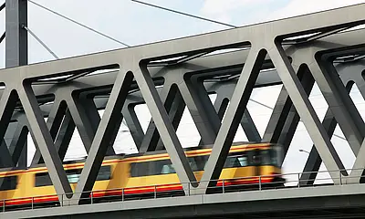 Eine Bahn der AVG-Linie S5 fährt über die Rheinbrücke. 