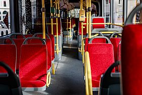 Rot gepolsterte Sitze in einem Bus