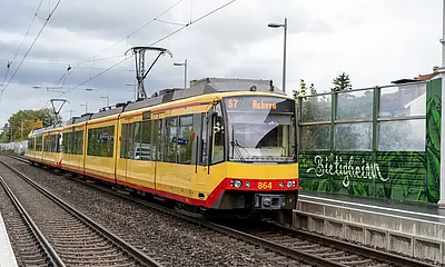 AVG-Stadtbahn fährt auf Gleisen.