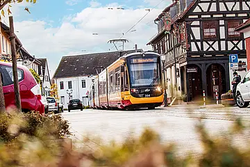 Die Stadtbahn S1 fährt durch ein Städtchen Richtung Hochstetten.