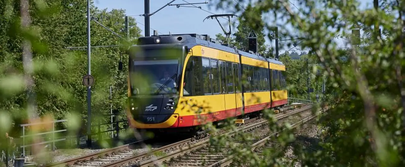 Eine AVG-Stadbahn fährt in der Region Heilbronn. 