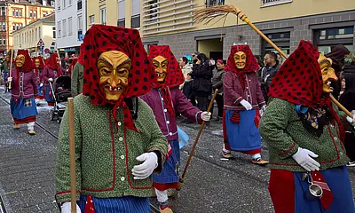 Maskierte Menschen auf dem Faschingsumzug in Durlach.