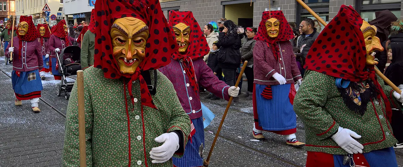 Maskierte Menschen auf dem Faschingsumzug in Durlach.