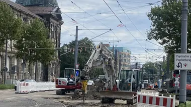 Das Foto zeigt die Baustelle am Gleisdreieck am Mühlburger Tor in den Sommerferien.