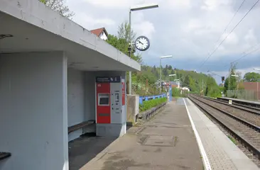 Bahnsteig am Haltepunkt Bilfingen. Links im Bild ist ein Wartehäuschen zu sehen, in der rechten Bildhälfte Bahnschienen.