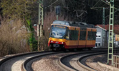 AVG-Stadtbahn fährt auf Gleisen.