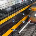 Zwei Bahnen fahren an einer Haltestelle aneinander vorbei.