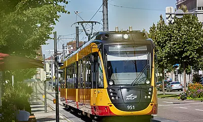 Eine gelbe AVG-Stadtbahn fährt durch Heilbronn 