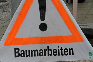 Ein Warnschild, das auf Baumarbeiten hinweist